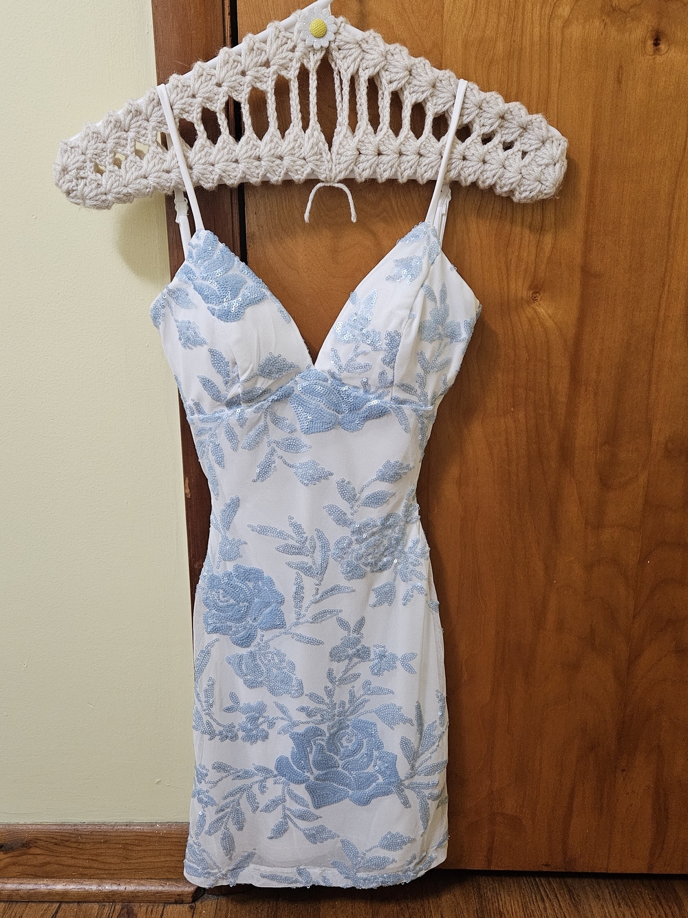 Windsor XXS white and blue floral sequin bodycon dress